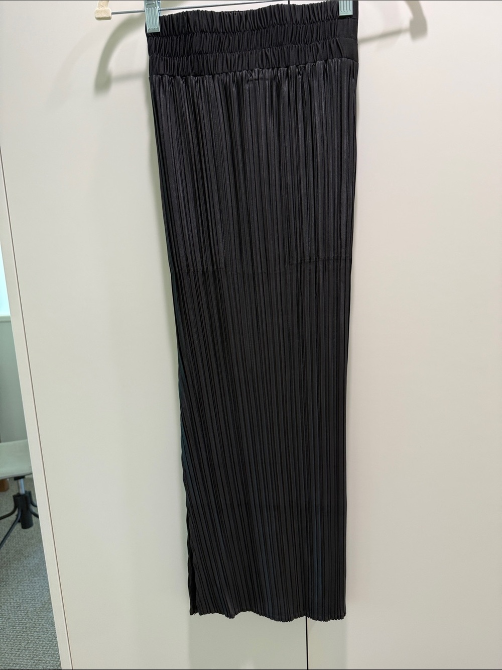Ruti Black Pleated Maxi Skirt with Elastic Waist - Picture 2 of 8